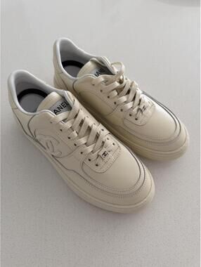 Beige/off white sneakers